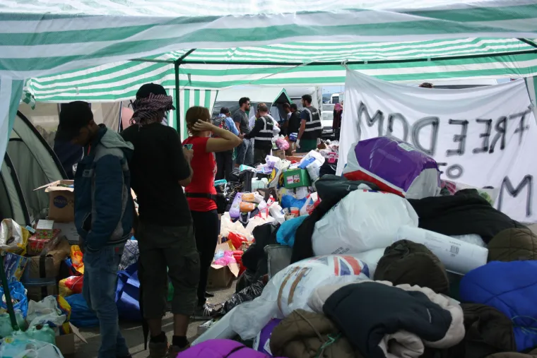 Volonteri se muče sortirati i držati pod nadzorom gomilu donesene pomoći.