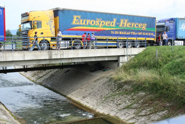 Neki su zaklon od ki&scaron;e prona&scaron;li malo podalje granice.