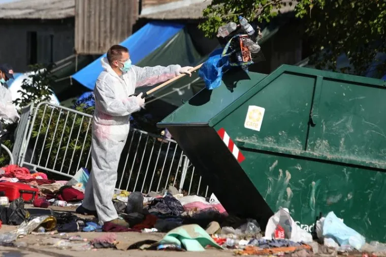 Željeznička stanica u Tovarniku ispred koje je bio privremeni izbjeglički kamp vi&scaron;e ne prima izbjeglice. Sve se izbjeglice sada s granice voze izravno u prihvatni centar u Opatovcu. Lokalno stanovni&scaron;tvo čisti smeće koje je ostalo na kolodvoru i oko njega.