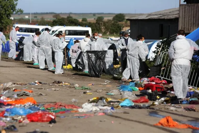 Željeznička stanica u Tovarniku ispred koje je bio privremeni izbjeglički kamp vi&scaron;e ne prima izbjeglice. Sve se izbjeglice sada s granice voze izravno u prihvatni centar u Opatovcu. Lokalno stanovni&scaron;tvo čisti smeće koje je ostalo na kolodvoru i oko njega.