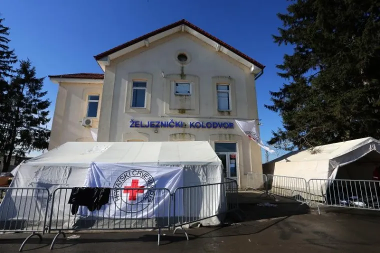 Željeznička stanica u Tovarniku ispred koje je bio privremeni izbjeglički kamp vi&scaron;e ne prima izbjeglice. Sve se izbjeglice sada s granice voze izravno u prihvatni centar u Opatovcu. Lokalno stanovni&scaron;tvo čisti smeće koje je ostalo na kolodvoru i oko njega.