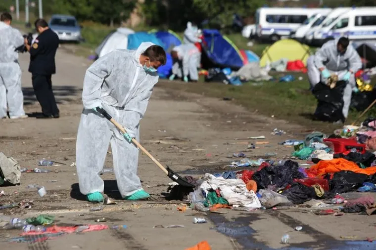 Željeznička stanica u Tovarniku ispred koje je bio privremeni izbjeglički kamp vi&scaron;e ne prima izbjeglice. Sve se izbjeglice sada s granice voze izravno u prihvatni centar u Opatovcu. Lokalno stanovni&scaron;tvo čisti smeće koje je ostalo na kolodvoru i oko njega.