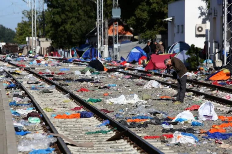 Željeznička stanica u Tovarniku ispred koje je bio privremeni izbjeglički kamp vi&scaron;e ne prima izbjeglice. Sve se izbjeglice sada s granice voze izravno u prihvatni centar u Opatovcu. Lokalno stanovni&scaron;tvo čisti smeće koje je ostalo na kolodvoru i oko njega.