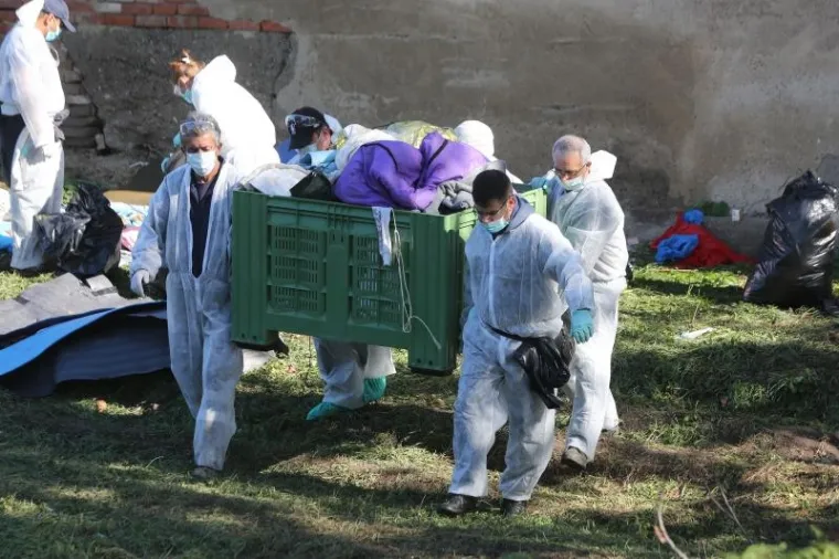 Željeznička stanica u Tovarniku ispred koje je bio privremeni izbjeglički kamp vi&scaron;e ne prima izbjeglice. Sve se izbjeglice sada s granice voze izravno u prihvatni centar u Opatovcu. Lokalno stanovni&scaron;tvo čisti smeće koje je ostalo na kolodvoru i oko njega.