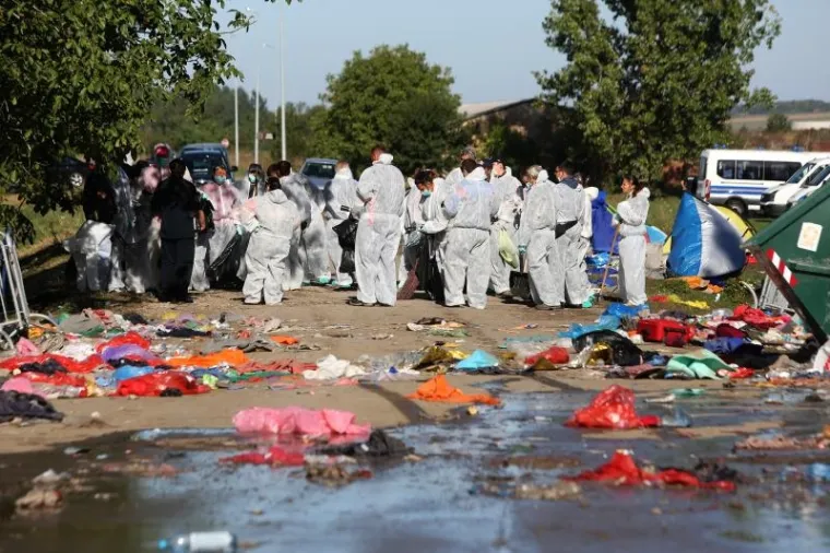 Željeznička stanica u Tovarniku ispred koje je bio privremeni izbjeglički kamp vi&scaron;e ne prima izbjeglice. Sve se izbjeglice sada s granice voze izravno u prihvatni centar u Opatovcu. Lokalno stanovni&scaron;tvo čisti smeće koje je ostalo na kolodvoru i oko njega.