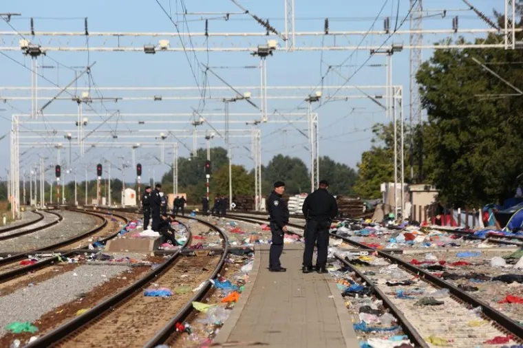 Željeznička stanica u Tovarniku ispred koje je bio privremeni izbjeglički kamp vi&scaron;e ne prima izbjeglice. Sve se izbjeglice sada s granice voze izravno u prihvatni centar u Opatovcu. Lokalno stanovni&scaron;tvo čisti smeće koje je ostalo na kolodvoru i oko njega.