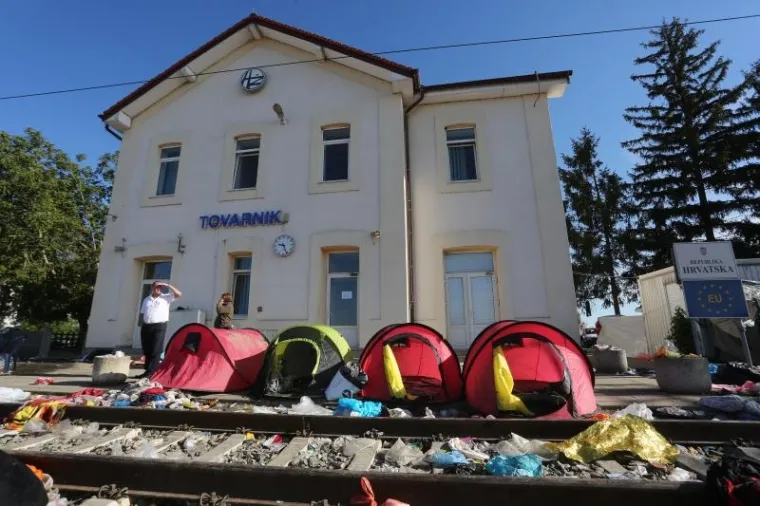 Željeznička stanica u Tovarniku ispred koje je bio privremeni izbjeglički kamp vi&scaron;e ne prima izbjeglice. Sve se izbjeglice sada s granice voze izravno u prihvatni centar u Opatovcu. Lokalno stanovni&scaron;tvo čisti smeće koje je ostalo na kolodvoru i oko njega.