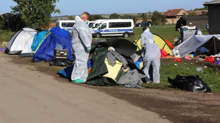 Željeznička stanica u Tovarniku ispred koje je bio privremeni izbjeglički kamp vi&scaron;e ne prima izbjeglice. Sve se izbjeglice sada s granice voze izravno u prihvatni centar u Opatovcu. Lokalno stanovni&scaron;tvo čisti smeće koje je ostalo na kolodvoru i oko njega.
