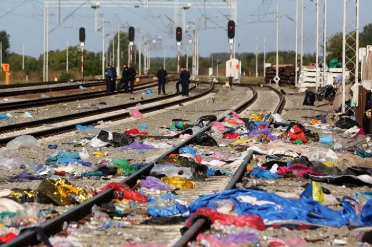 Željeznička stanica u Tovarniku ispred koje je bio privremeni izbjeglički kamp vi&scaron;e ne prima izbjeglice. Sve se izbjeglice sada s granice voze izravno u prihvatni centar u Opatovcu. Lokalno stanovni&scaron;tvo čisti smeće koje je ostalo na kolodvoru i oko njega.