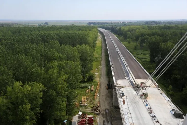 Njegovi nosači ili piloni visoki su 75 metara i među najvi&scaron;im su građevinama na području ravne Slavonije a most će ukupnom duljinom od 2,5 kilometara biti najduži most u Hrvatskoj