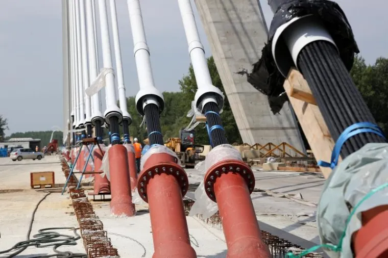 Na mostu vi&scaron;e neće biti tzv. grubih radova, sada jo&scaron; predstoji gradnja tzv. monolitnih rubnjaka koji nose zavr&scaron;nu ogradu, postavljanje servisnog hodnika, zatim polaganje hidroizolacije i zavr&scaron;nog sloja asfalta