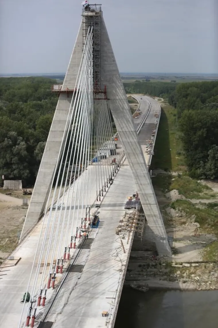 - Zatega se sastoji od za&scaron;titne cijevi i unutar nje je užad od visokovrijednog čelika. Zatege su različite duljine, od 116 metara, kolika je najduža, do najkraće od 49 metara. Ovisno o duljini zatege, varira i broj pari užadi unutar nje, tako ova najduža ima 91 par, a najkraća 37 - obja&scaron;njava Robert &Scaron;panović, glavni inženjer.