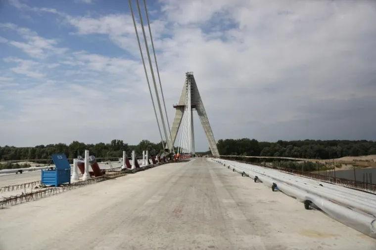 Na prvu ruku reklo bi se da sliče građi mi&scaron;ića - vlakna koja su spojena u snopić i ovijena ovojnicom, zapravo to i jesu - mi&scaron;ići koji će nositi most.