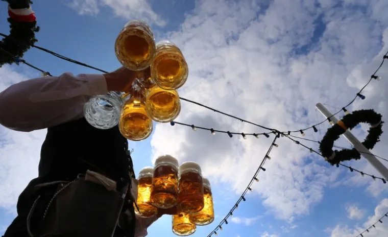 Žene u dirndl haljinama i muškarci u poznatim bavarskim lederhosen (kožne hlače) preplavili su i ove godine München. Ovaj je vikend započeo popularni Oktoberfest. Organizatori očekuju više od šest milijuna posjetitelja koji će popiti oko sedam milijuna litara piva. Više od 20 posto posjetitelja su stranci. Oktoberfest završava 4. listopada.