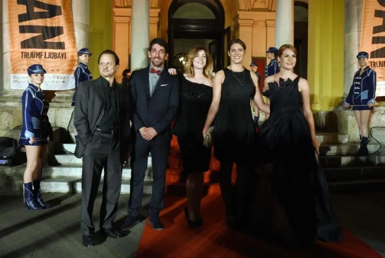 U Hrvatskom narodnom kazalištu održana je svečana premijera filma Dalibora Matanića "Zvizdan" nagrađenog na Canneskom festivalu i nominiranog za nagradu Oscar. Trpimir Jurkić, Slavko Sobin i Tihana Lazović.