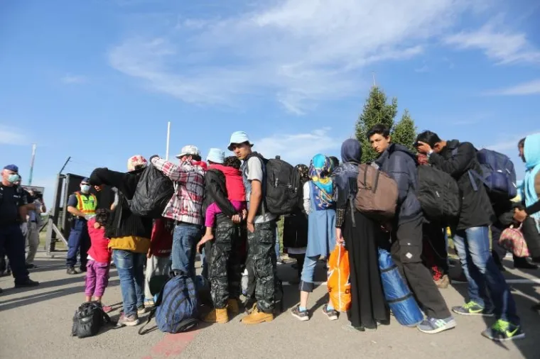 Izbjeglice i dalje dovoze autobusi iz Opatovca na granicu s Mađarskom.