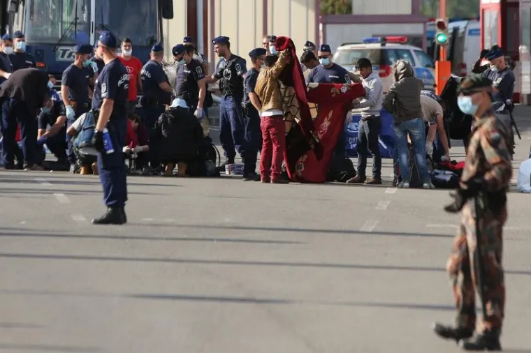 Izbjeglice i dalje dovoze autobusi iz Opatovca na granicu s Mađarskom.