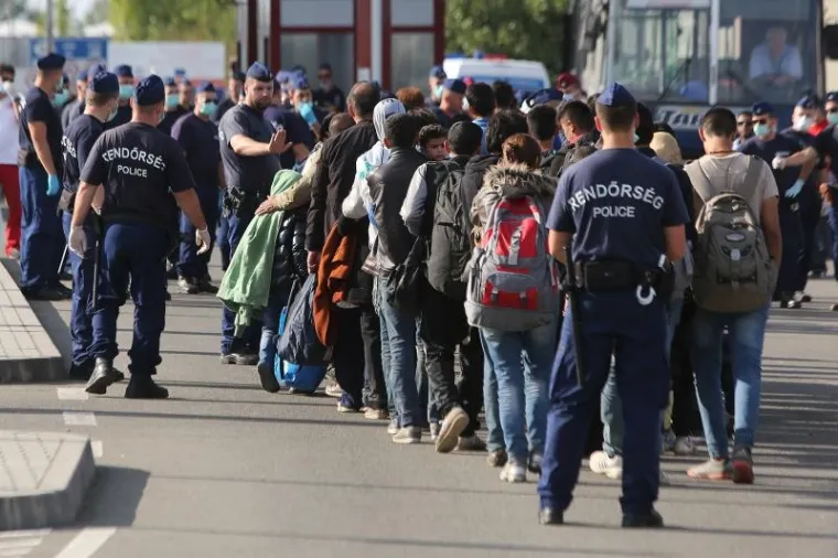 Izbjeglice i dalje dovoze autobusi iz Opatovca na granicu s Mađarskom.
