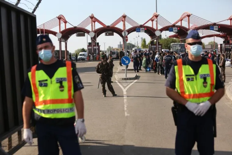 Izbjeglice i dalje dovoze autobusi iz Opatovca na granicu s Mađarskom.