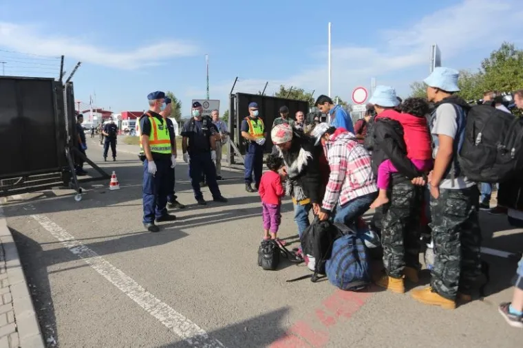 Izbjeglice i dalje dovoze autobusi iz Opatovca na granicu s Mađarskom.