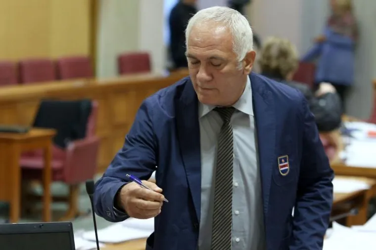 IZGUBLJEN U TEHNICI: Pola sabornice pretražio da bi našao olovku