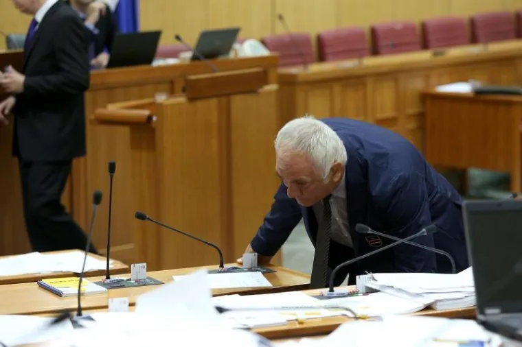 IZGUBLJEN U TEHNICI: Pola sabornice pretražio da bi našao olovku