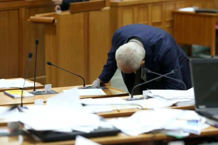 IZGUBLJEN U TEHNICI: Pola sabornice pretražio da bi našao olovku