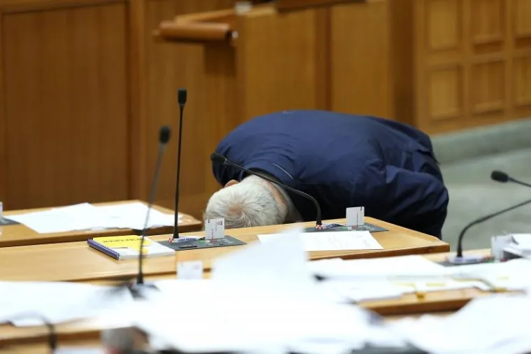 IZGUBLJEN U TEHNICI: Pola sabornice pretražio da bi našao olovku