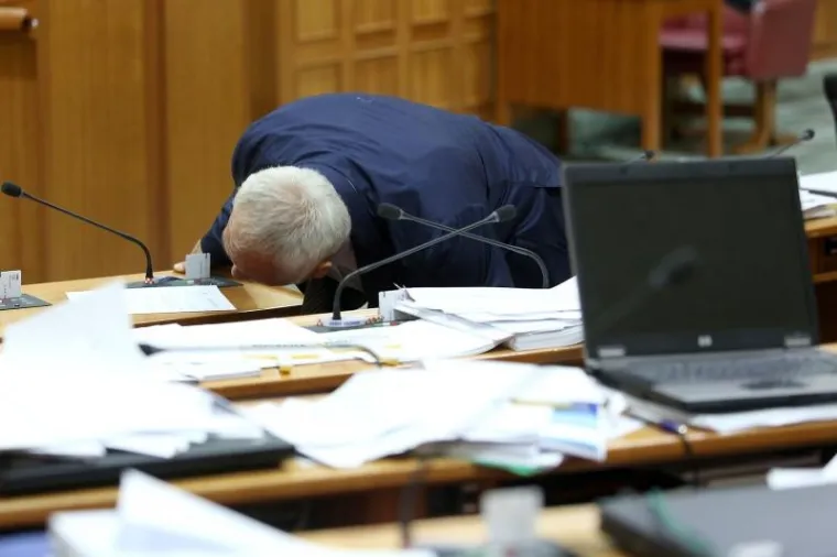 IZGUBLJEN U TEHNICI: Pola sabornice pretražio da bi našao olovku