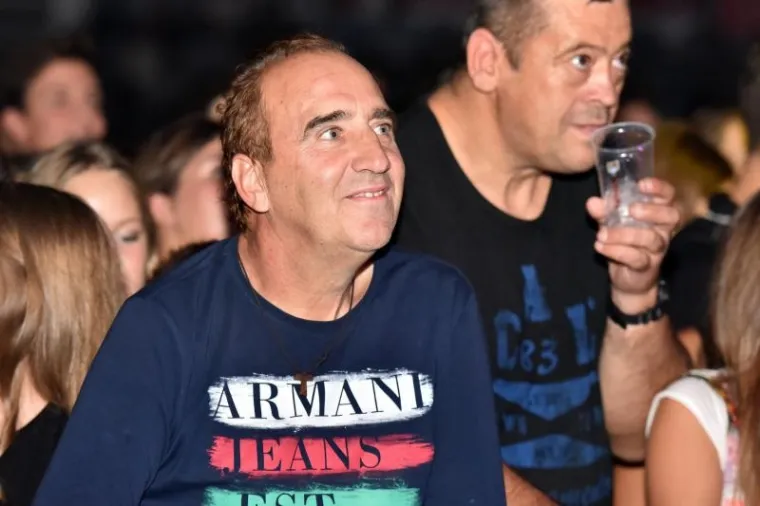 Dok je Seve, odjevena u mrežaste čarape, visoke čizme i triko, zavodljivo plesala na pozornici, Grdović ju je promatrao ra&scaron;irenih očiju i spu&scaron;tene vilice.