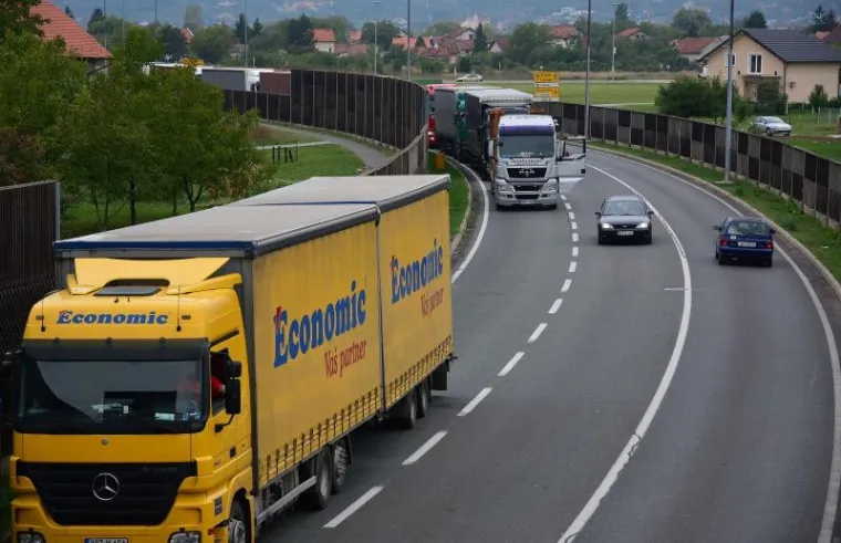 Zbog situacije na graničnim prijelazima prema Srbiji sve je više kamiona na graničnom prijelazu prema BiH u Slavonskom Brodu jer vozači traže alternativne pravce.