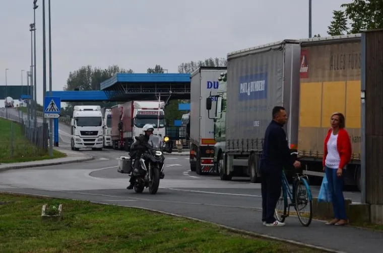 Zbog situacije na graničnim prijelazima prema Srbiji sve je više kamiona na graničnom prijelazu prema BiH u Slavonskom Brodu jer vozači traže alternativne pravce.