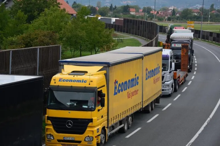 Zbog situacije na graničnim prijelazima prema Srbiji sve je više kamiona na graničnom prijelazu prema BiH u Slavonskom Brodu jer vozači traže alternativne pravce.