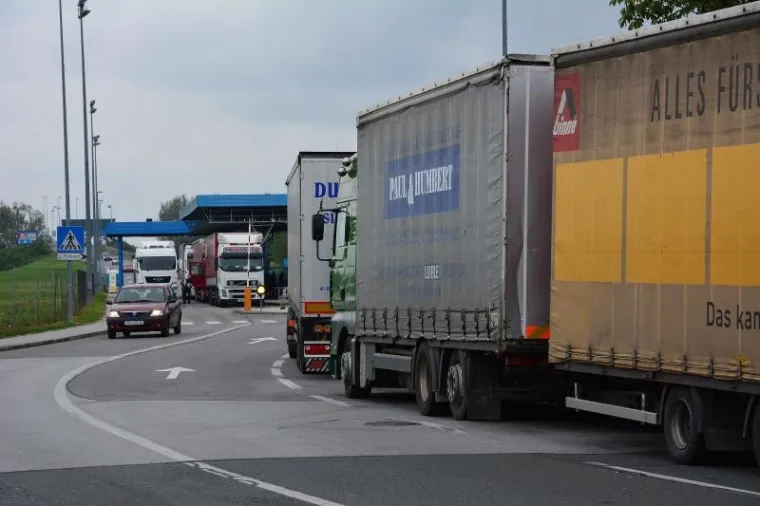 KAMIONI NAHRUPILI U BOSNU: Vozači zbog blokade traže alternativne pravce