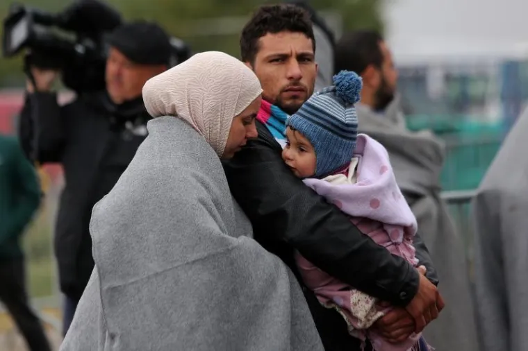 Tijekom noći u privremeni izbjeglički kamp u Opatovcu, nedaleko Tovarnika stiglo je oko 8000 izbjeglica. Najvi&scaron;e ih je pre&scaron;lo preko zelenog prijelaza Bapska, a jedan dio je stigao i s graničnog prijelaza u Tovarniku. Grupa od nekoliko tisuća promrzlih ljudi do&scaron;la je ne&scaron;to poslije ponoći iz Bapske, pje&scaron;ice po jakoj ki&scaron;i. Promrzli i umorni prepje&scaron;ačili su desetak kilometara.