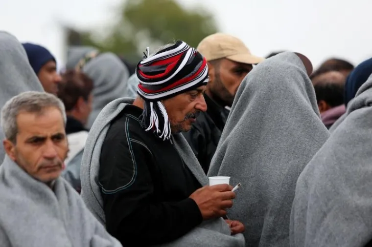 Tijekom noći u privremeni izbjeglički kamp u Opatovcu, nedaleko Tovarnika stiglo je oko 8000 izbjeglica. Najvi&scaron;e ih je pre&scaron;lo preko zelenog prijelaza Bapska, a jedan dio je stigao i s graničnog prijelaza u Tovarniku. Grupa od nekoliko tisuća promrzlih ljudi do&scaron;la je ne&scaron;to poslije ponoći iz Bapske, pje&scaron;ice po jakoj ki&scaron;i. Promrzli i umorni prepje&scaron;ačili su desetak kilometara.