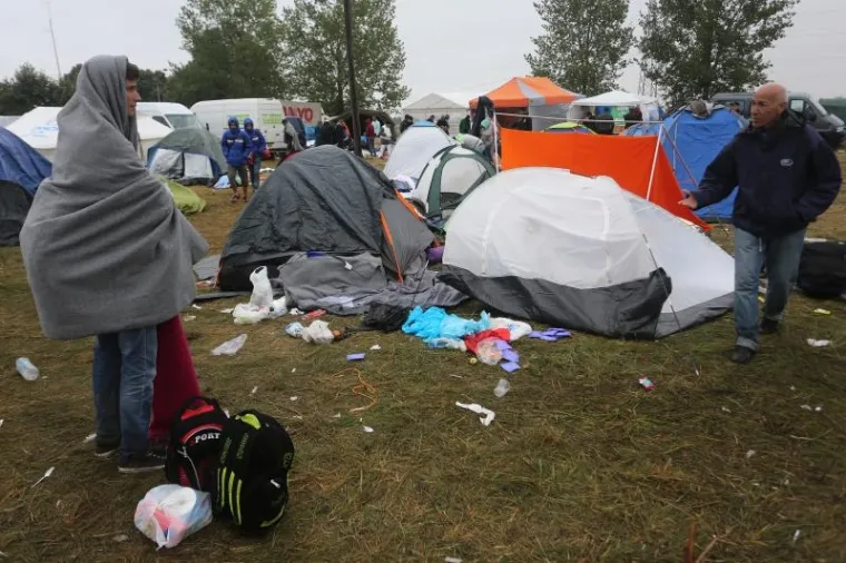 Tijekom noći u privremeni izbjeglički kamp u Opatovcu, nedaleko Tovarnika stiglo je oko 8000 izbjeglica. Najvi&scaron;e ih je pre&scaron;lo preko zelenog prijelaza Bapska, a jedan dio je stigao i s graničnog prijelaza u Tovarniku. Grupa od nekoliko tisuća promrzlih ljudi do&scaron;la je ne&scaron;to poslije ponoći iz Bapske, pje&scaron;ice po jakoj ki&scaron;i. Promrzli i umorni prepje&scaron;ačili su desetak kilometara.