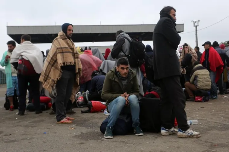 Tijekom noći u privremeni izbjeglički kamp u Opatovcu, nedaleko Tovarnika stiglo je oko 8000 izbjeglica. Najvi&scaron;e ih je pre&scaron;lo preko zelenog prijelaza Bapska, a jedan dio je stigao i s graničnog prijelaza u Tovarniku. Grupa od nekoliko tisuća promrzlih ljudi do&scaron;la je ne&scaron;to poslije ponoći iz Bapske, pje&scaron;ice po jakoj ki&scaron;i. Promrzli i umorni prepje&scaron;ačili su desetak kilometara.