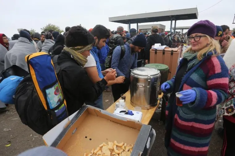Tijekom noći u privremeni izbjeglički kamp u Opatovcu, nedaleko Tovarnika stiglo je oko 8000 izbjeglica. Najvi&scaron;e ih je pre&scaron;lo preko zelenog prijelaza Bapska, a jedan dio je stigao i s graničnog prijelaza u Tovarniku. Grupa od nekoliko tisuća promrzlih ljudi do&scaron;la je ne&scaron;to poslije ponoći iz Bapske, pje&scaron;ice po jakoj ki&scaron;i. Promrzli i umorni prepje&scaron;ačili su desetak kilometara.