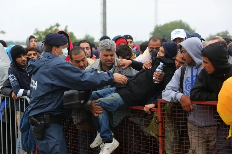 Tijekom noći u privremeni izbjeglički kamp u Opatovcu, nedaleko Tovarnika stiglo je oko 8000 izbjeglica. Najvi&scaron;e ih je pre&scaron;lo preko zelenog prijelaza Bapska, a jedan dio je stigao i s graničnog prijelaza u Tovarniku. Grupa od nekoliko tisuća promrzlih ljudi do&scaron;la je ne&scaron;to poslije ponoći iz Bapske, pje&scaron;ice po jakoj ki&scaron;i. Promrzli i umorni prepje&scaron;ačili su desetak kilometara.