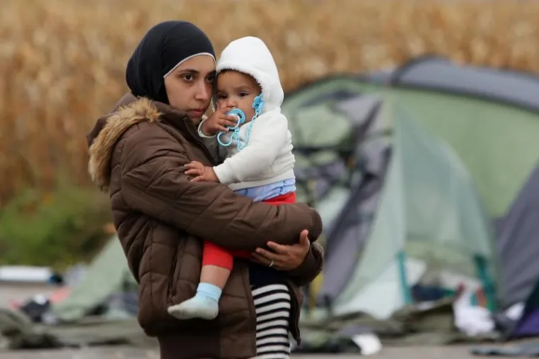 Tijekom noći u privremeni izbjeglički kamp u Opatovcu, nedaleko Tovarnika stiglo je oko 8000 izbjeglica. Najvi&scaron;e ih je pre&scaron;lo preko zelenog prijelaza Bapska, a jedan dio je stigao i s graničnog prijelaza u Tovarniku. Grupa od nekoliko tisuća promrzlih ljudi do&scaron;la je ne&scaron;to poslije ponoći iz Bapske, pje&scaron;ice po jakoj ki&scaron;i. Promrzli i umorni prepje&scaron;ačili su desetak kilometara.