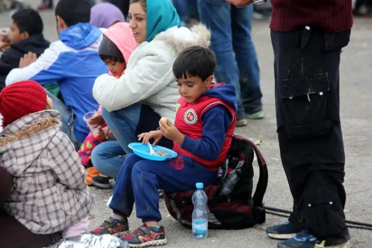 Tijekom noći u privremeni izbjeglički kamp u Opatovcu, nedaleko Tovarnika stiglo je oko 8000 izbjeglica. Najvi&scaron;e ih je pre&scaron;lo preko zelenog prijelaza Bapska, a jedan dio je stigao i s graničnog prijelaza u Tovarniku. Grupa od nekoliko tisuća promrzlih ljudi do&scaron;la je ne&scaron;to poslije ponoći iz Bapske, pje&scaron;ice po jakoj ki&scaron;i. Promrzli i umorni prepje&scaron;ačili su desetak kilometara.