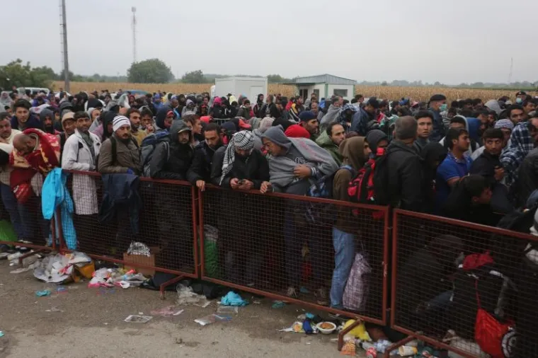 Tijekom noći u privremeni izbjeglički kamp u Opatovcu, nedaleko Tovarnika stiglo je oko 8000 izbjeglica. Najvi&scaron;e ih je pre&scaron;lo preko zelenog prijelaza Bapska, a jedan dio je stigao i s graničnog prijelaza u Tovarniku. Grupa od nekoliko tisuća promrzlih ljudi do&scaron;la je ne&scaron;to poslije ponoći iz Bapske, pje&scaron;ice po jakoj ki&scaron;i. Promrzli i umorni prepje&scaron;ačili su desetak kilometara.