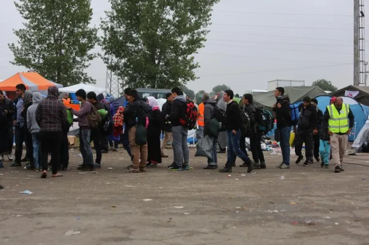 Tijekom noći u privremeni izbjeglički kamp u Opatovcu, nedaleko Tovarnika stiglo je oko 8000 izbjeglica. Najvi&scaron;e ih je pre&scaron;lo preko zelenog prijelaza Bapska, a jedan dio je stigao i s graničnog prijelaza u Tovarniku. Grupa od nekoliko tisuća promrzlih ljudi do&scaron;la je ne&scaron;to poslije ponoći iz Bapske, pje&scaron;ice po jakoj ki&scaron;i. Promrzli i umorni prepje&scaron;ačili su desetak kilometara.