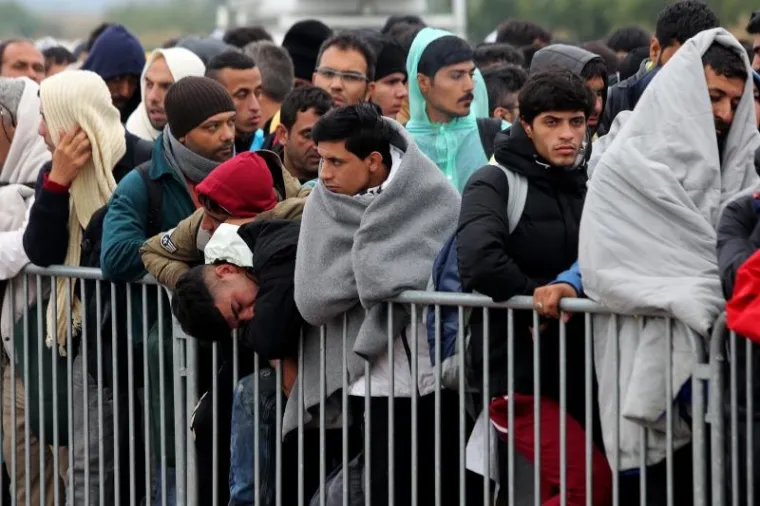 Tijekom noći u privremeni izbjeglički kamp u Opatovcu, nedaleko Tovarnika stiglo je oko 8000 izbjeglica. Najvi&scaron;e ih je pre&scaron;lo preko zelenog prijelaza Bapska, a jedan dio je stigao i s graničnog prijelaza u Tovarniku. Grupa od nekoliko tisuća promrzlih ljudi do&scaron;la je ne&scaron;to poslije ponoći iz Bapske, pje&scaron;ice po jakoj ki&scaron;i. Promrzli i umorni prepje&scaron;ačili su desetak kilometara.