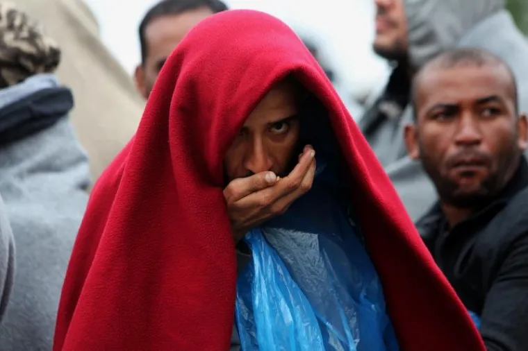 Tijekom noći u privremeni izbjeglički kamp u Opatovcu, nedaleko Tovarnika stiglo je oko 8000 izbjeglica. Najvi&scaron;e ih je pre&scaron;lo preko zelenog prijelaza Bapska, a jedan dio je stigao i s graničnog prijelaza u Tovarniku. Grupa od nekoliko tisuća promrzlih ljudi do&scaron;la je ne&scaron;to poslije ponoći iz Bapske, pje&scaron;ice po jakoj ki&scaron;i. Promrzli i umorni prepje&scaron;ačili su desetak kilometara.