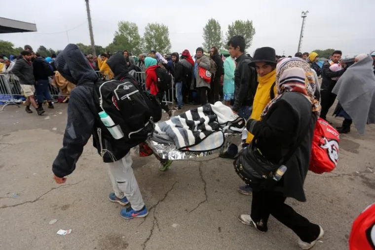 Tijekom noći u privremeni izbjeglički kamp u Opatovcu, nedaleko Tovarnika stiglo je oko 8000 izbjeglica. Najvi&scaron;e ih je pre&scaron;lo preko zelenog prijelaza Bapska, a jedan dio je stigao i s graničnog prijelaza u Tovarniku. Grupa od nekoliko tisuća promrzlih ljudi do&scaron;la je ne&scaron;to poslije ponoći iz Bapske, pje&scaron;ice po jakoj ki&scaron;i. Promrzli i umorni prepje&scaron;ačili su desetak kilometara.