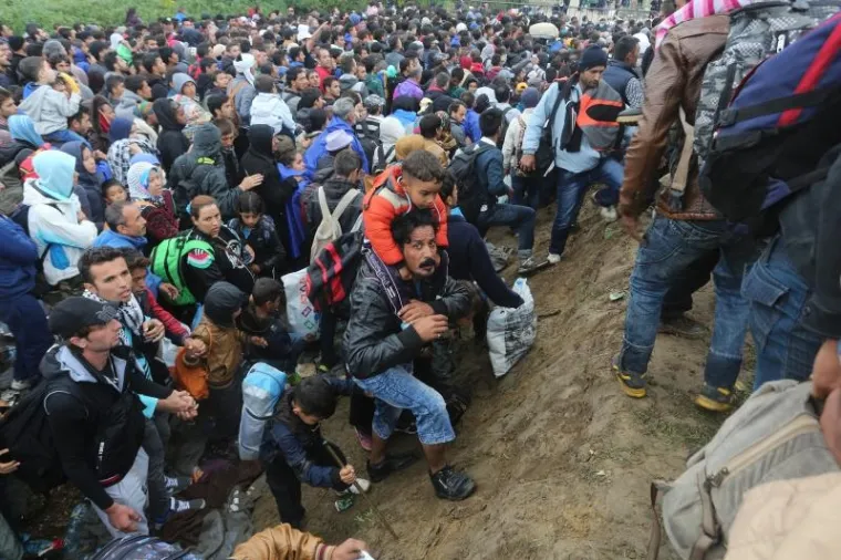 S granice ih se prevozi u izbjeglički kamp u Opatovcu.