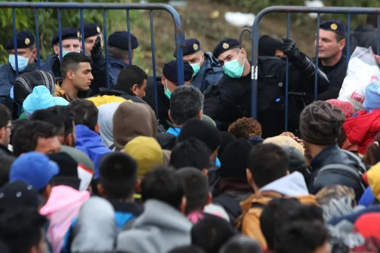 Srpski autobusi dovoze veliki broj izbjeglica na granicu s Hrvatskom