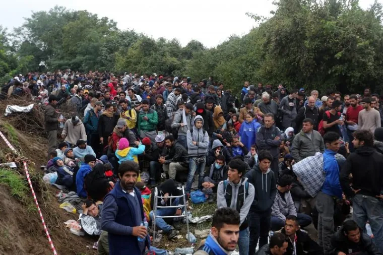 Srpski autobusi dovoze veliki broj izbjeglica na granicu s Hrvatskom